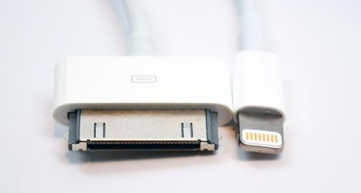 Apple: 30-pin (left) versus Lightning (right) connectors